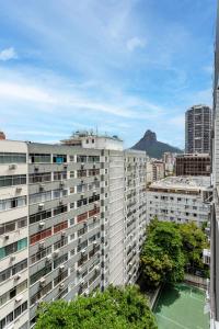 uitzicht op een stad met gebouwen en een rivier bij Unhotel - Perfeito Apartamento Temporada no Leblon, Perto da praia in Rio de Janeiro