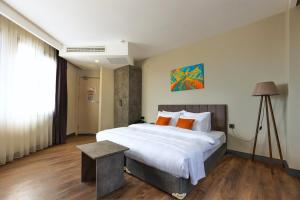 Un pat sau paturi într-o cameră la Grand royal hotel