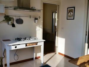 cocina con fogones y encimera blanca en Villa sul mare, en Francavilla al Mare