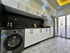 a kitchen with a washing machine in a room at Bel Appart Familial Majorelle in Marrakech