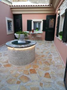 un patio con una fuente en el medio de un edificio en Sole Apartments - near Corfu Port en Ágios Rókkos