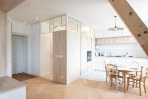 cocina y comedor con mesa y sillas en Les Suites du Bernascon - Appartement 4 étoiles en Aix-les-Bains