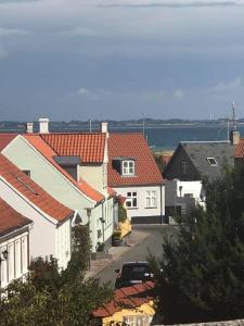 una ciudad con casas blancas y techos rojos en Den lille Skole - Ferie på Ærø i Marstal by - Værelser, en Marstal