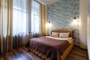 um quarto com uma cama num quarto com uma janela em Royal Apartment on Pushkinskaya em Kharkov