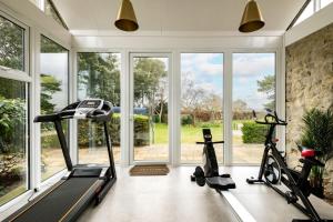 un gimnasio con dos cintas de correr y dos bicicletas estáticas en Sunset Retreat en Sandwich