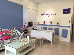 Ruang duduk di Slowly inn
