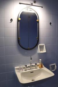 un baño con lavabo y espejo en Blue dream, en Komotiní