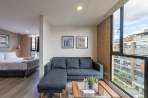 Postel nebo postele na pokoji v ubytování Classy Loft in Pasadena