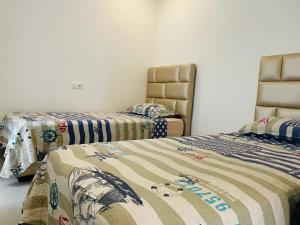 - 2 lits dans une chambre avec 2 lits dans l'établissement Kabila Vista par IMMO MARINA Vacances de rêve R, à M'diq