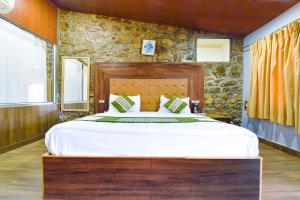 A bed or beds in a room at Castlle Rock, Mount Abu