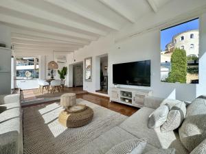 a living room with a couch and a tv at Nono in Altea