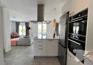 uma cozinha com fogão forno superior ao lado de uma sala de estar em CostaBlancaDreams Bernia Views in Calpe em Empedrola