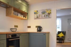 Η κουζίνα ή μικρή κουζίνα στο Beautiful renovated cottage in Mersham Ashford Kent +10 φωτογραφίες