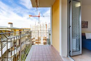 - un balcon avec vue sur un bâtiment dans l'établissement Appartamento Pinolo Trilo INT 10 - MyHo Casa, à Alba Adriatica
