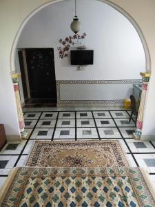 Habitación con alfombra y suelo de baldosa en Pahasu House, en Jaipur