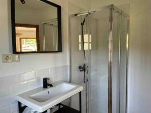Koupelna v ubytování Acogedora casa en Arangas Cabrales + 13 fotografií