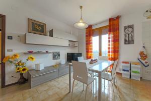 a living room with a desk and a table and chairs at Free parking - 15 min to Venice in Tessera
