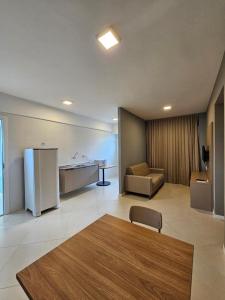 uma sala de estar com um frigorífico e um sofá em Aero Hotel em Lauro de Freitas