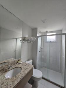 uma casa de banho com um WC, um lavatório e um chuveiro em Aero Hotel em Lauro de Freitas