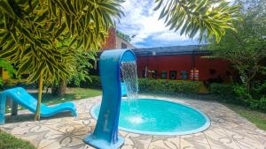 einen Brunnen im Garten mit Wasserrutsche in der Unterkunft Proxima Estacion Hostel in Maceió