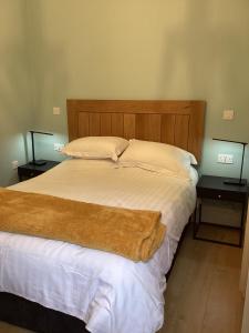 Postel nebo postele na pokoji v ubytování Aachen Hotel