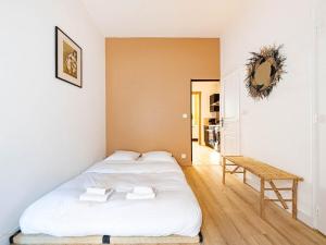 Ένα ή περισσότερα κρεβάτια σε δωμάτιο στο La coquille - terrasse et climatisation en centre ville - gare Saint Roch
