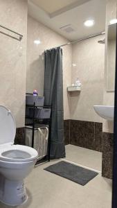 Ένα μπάνιο στο Семейная квартира 42 м2 рядом с пляжем Януи