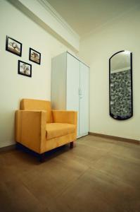 sala de estar con silla y espejo en Asta by Avim en Goa