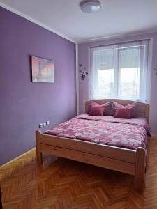 Postel nebo postele na pokoji v ubytování Lovely L home BN centar -Rent a car automatic