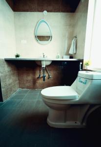 Asta by Avim في Goa: حمام مع مرحاض ومغسلة ومرآة