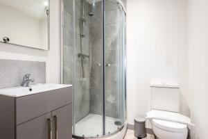 a bathroom with a shower and a toilet and a sink at Contemporary Budget 1 Bed Apartment in Central Doncaster in Doncaster