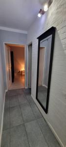 ピアトラ・ネアムツにあるFeel Like Home 2の廊下の壁面鏡