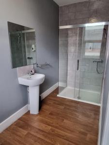 uma casa de banho com um lavatório e um chuveiro em Xtasia Adult Hotel - Adults Only em West Bromwich