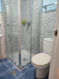 La salle de bains est pourvue d'une douche et de toilettes. dans l'établissement Apartamento Panoramica Golf, à Sant Jordi