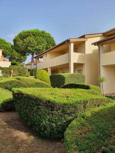 a row of bushes in front of a building at Villaggio Hotel Club La Pace in Tropea