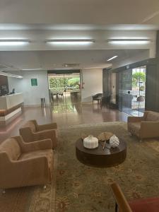 una gran sala de estar con sofás y una mesa. en SAN MARINO SUITES HOTEL By NOBILE, en Goiânia