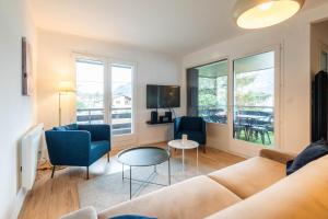 a living room with a couch and chairs and a table at Bel Apt Terrasse à 2 pas du Lac in Sévrier