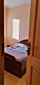 Postel nebo postele na pokoji v ubytování Rita Gujejiani Guest House