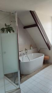 una gran bañera blanca en una habitación en Couleurs du temps - pres Giverny, en Limetz