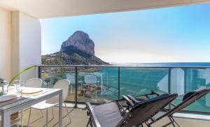 - une salle à manger avec vue sur l'océan dans l'établissement Bernia al Mar - Costa CarpeDiem, à Calp