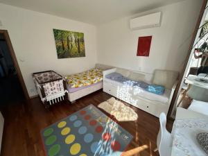 Posedenie v ubytovaní Apartman pri X Bionic Sphere Samorin s vínnou pivnicou