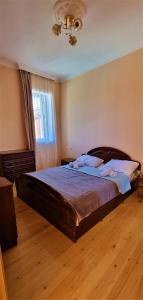 Postel nebo postele na pokoji v ubytování Rita Gujejiani Guest House