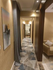 un pasillo de un hotel con un pasillo con sofá en حان الوقت الأن للاستمتاع بالهدوءبشقةفندقية متميزة بأطلالة على نيل الزمالك en El Cairo