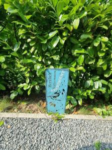 a blue statue sitting in front of a bush at likehome Suite in Buchholz in der Nordheide