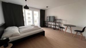 una camera con letto, TV e tavolo di 2 room Apartment with terrace, new building 55 a Bratislava
