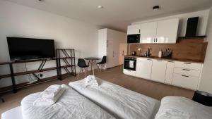 un soggiorno con letto e cucina di 2 room Apartment with terrace, new building 55 a Bratislava