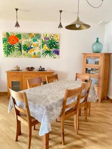 una sala da pranzo con tavolo, sedie e tavolo da pranzo di Apartamento Otal a Biescas