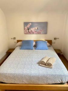 a bedroom with a bed with two towels on it at Apartamento Otal in Biescas