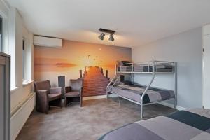 een slaapkamer met een stapelbed en een trap bij Kabbelaarsbank 313 - Port Marina Zélande - not for companies in Ouddorp