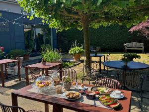 una mesa de picnic con comida en un jardín en Hotel Astoria Gent en Ghent